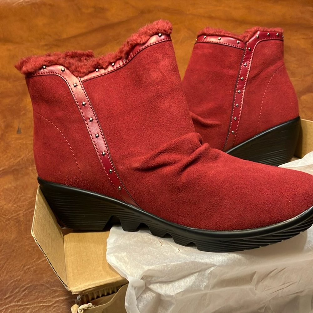 Sketchers Studded Sherpa Trim Burgundy Red 8.5 Bootie Genuine Suede New w/Box